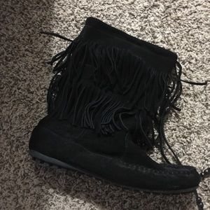 Black Minnetonka moccasin boots size 8.5